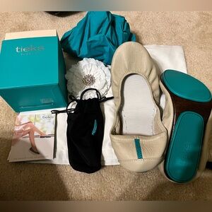 Tieks Brand New Size 9 Cream with full accessories